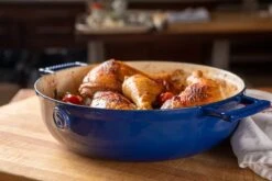 Saveur Selects Hapjespan Voyage - Classic Blue - ø 30 Cm / 4.2 Liter - Geëmailleerde Anti-aanbaklaag 7 Saveur Selects Hapjespan Voyage - Classic Blue - ø 30 Cm / 4.2 Liter - Geëmailleerde Anti-aanbaklaag -Aanbiedingen Keukenkracht Winkel 1 2 13 scaled 1