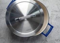 Saveur Selects Braadpan Voyage - Classic Blue - ø 25 Cm / 4.7 Liter - Geëmailleerde Anti-aanbaklaag 9 Saveur Selects Braadpan Voyage - Classic Blue - ø 25 Cm / 4.7 Liter - Geëmailleerde Anti-aanbaklaag -Aanbiedingen Keukenkracht Winkel 1 3 7 scaled 1