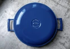 Saveur Selects Hapjespan Voyage - Classic Blue - ø 30 Cm / 4.2 Liter - Geëmailleerde Anti-aanbaklaag 9 Saveur Selects Hapjespan Voyage - Classic Blue - ø 30 Cm / 4.2 Liter - Geëmailleerde Anti-aanbaklaag -Aanbiedingen Keukenkracht Winkel 1 5 13 scaled 1
