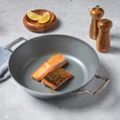 Saveur Selects Pannenset Voyage Series (Hapjespan ø 25 Cm + Koekenpan ø 30 Cm) - TriPly RVS - Inductie En Alle Andere Warmtebronnen -Aanbiedingen Keukenkracht Winkel 1200x1200 1 3