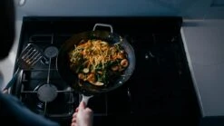 Saveur Selects Pannenset - Carbon Steel (Wokpan ø 35 Cm + Koekenpan ø 30 Cm) - Inductie En Alle Andere Warmtebronnen -Aanbiedingen Keukenkracht Winkel 1200x675 3