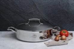 Saveur Selects Hapjespan Met Deksel Voyage - RVS - ø 30 Cm - Hoog - Zonder Anti-aanbaklaag -Aanbiedingen Keukenkracht Winkel 1200x800 1
