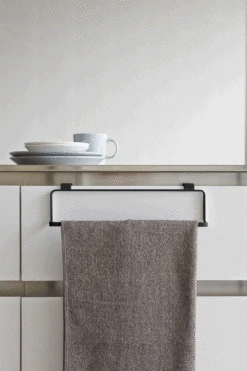 Yamazaki Handdoekhouder Tower Zwart 30 Cm 5 Yamazaki Handdoekhouder Tower Zwart 30 Cm -Aanbiedingen Keukenkracht Winkel 2747 TOWER KITCHEN TOWEL HANGER WIDE BK 02 1000x