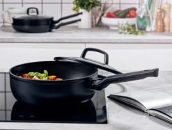 BK Hapjespan Met Deksel - Easy Induction - ø 28 Cm / 4.6 Liter - Keramische Anti-aanbaklaag -Aanbiedingen Keukenkracht Winkel 2e9e00e0bf3a9093e742988eb6cb6cbd0ed9813d BK Easy Induction Skillet 24 009 1