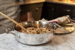 Saveur Selects Pannenset Voyage - TriPly RVS - 6 Delige Set -Aanbiedingen Keukenkracht Winkel 3QT Sauteuse Lifestyle 1 scaled 1