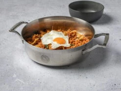 Saveur Selects Pannenset Voyage - TriPly RVS - 6 Delige Set -Aanbiedingen Keukenkracht Winkel 3QT Sauteuse Lifestyle 4 scaled 1