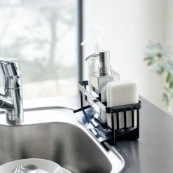 Yamazaki Gootsteenorganiser Tower Zwart 8 Yamazaki Gootsteenorganiser Tower Zwart -Aanbiedingen Keukenkracht Winkel 5017TOWERSPONGEANDBOTTLEHOLDERWITHDRAINERBK 3 1000x