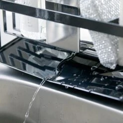 Yamazaki Gootsteenorganiser Tower Zwart 10 Yamazaki Gootsteenorganiser Tower Zwart -Aanbiedingen Keukenkracht Winkel 5017TOWERSPONGEANDBOTTLEHOLDERWITHDRAINERBK 7 1000x