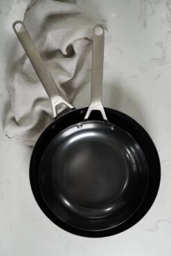 Saveur Selects Pannenset - Carbon Steel (Wokpan ø 35 Cm + Koekenpan ø 30 Cm) - Inductie En Alle Andere Warmtebronnen -Aanbiedingen Keukenkracht Winkel 800x1200 1