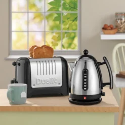 Dualit Broodrooster Lite - Extra Brede Sleuven - Gloss Black - D26225 -Aanbiedingen Keukenkracht Winkel 85741 lite jug kettle4 toaster 2 slot black lifestyle web