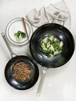 Saveur Selects Pannenset - Carbon Steel (Wokpan ø 35 Cm + Koekenpan ø 30 Cm) - Inductie En Alle Andere Warmtebronnen -Aanbiedingen Keukenkracht Winkel 899x1200