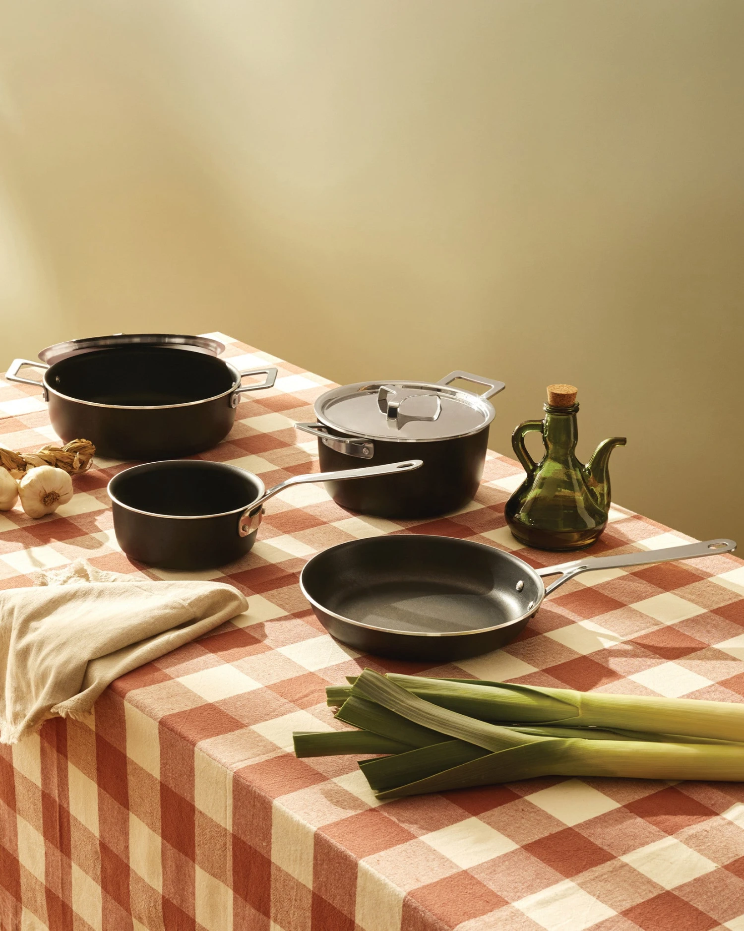 Alessi Pannenset Pots&Pans - AJM100S6 A - Zwart - 4 Delige Set - Door Jasper Morrison 2 Alessi Pannenset Pots&Pans - AJM100S6 A - Zwart - 4 Delige Set - Door Jasper Morrison - Afbeelding 2