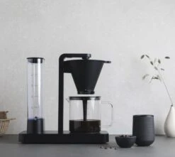 Wilfa Filter-koffiezetapparaat Performance Black - 1.25 Liter - WI602263 -Aanbiedingen Keukenkracht Winkel Coffee Brewer Performance WSPL 3B Environment LightBG Hor 638eed4ceb6577.05374313 1