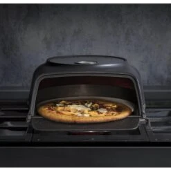 Fernus & Friends Pizza Oven - Voor Fornuis - Black Matted - Voor ø 26 Cm Pizza's 10 Fernus & Friends Pizza Oven - Voor Fornuis - Black Matted - Voor ø 26 Cm Pizza's -Aanbiedingen Keukenkracht Winkel Fernus Zwart Voorkant sfeer