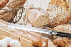 Laguiole Style De Vie Broodmes Zwart Met Stokbroodplank -Aanbiedingen Keukenkracht Winkel Laguiole broodmes met stokbroodplank zwart sf gr 6