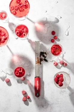 Microplane Rasp Premium Classic - Fijn - Pomegranate Red 4 Microplane Rasp Premium Classic - Fijn - Pomegranate Red -Aanbiedingen Keukenkracht Winkel Microplane Premium Classic 46127 Zester Pomegranate Red Cocktail 2