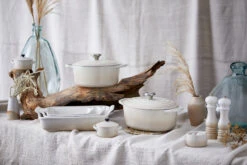 Le Creuset Braadpan Signature - Meringue - ø 26 Cm / 5.3 Liter -Aanbiedingen Keukenkracht Winkel RS9584 New Meringue Range Shot f2.8 RETOUCHED lpr