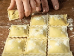 Marcato Ravioli Maker Met Deegroller - 48 Vaks - 2.5 X 2.5 Cm -Aanbiedingen Keukenkracht Winkel Screenshot 2 3