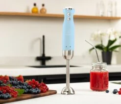 Westinghouse Staafmixer Retro Collections - 600 W - Blauw - WKHBS270BU 4 Westinghouse Staafmixer Retro Collections - 600 W - Blauw - WKHBS270BU -Aanbiedingen Keukenkracht Winkel WKHB270BU Hand Blender Lifestyle scaled 1
