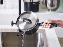 BK Pannenset Flow Cool - Zwart / RVS - 4 Delige Set -Aanbiedingen Keukenkracht Winkel bff19d98eb3c21bdf39016c85eb7e1f4b22fa96f BK Flow cool Bl Cvd Saucepan Pour