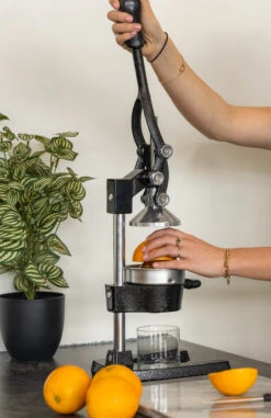 Sareva Citruspers - Gietijzer - Hevelmodel - Zwart 10 Sareva Citruspers - Gietijzer - Hevelmodel - Zwart -Aanbiedingen Keukenkracht Winkel citruspers 3 1