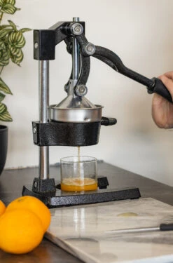Sareva Citruspers - Gietijzer - Hevelmodel - Zwart 12 Sareva Citruspers - Gietijzer - Hevelmodel - Zwart -Aanbiedingen Keukenkracht Winkel citruspers 5