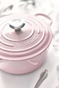 Le Creuset Braadpan Signature - Shell Pink - ø 24 Cm / 4.2 Liter -Aanbiedingen Keukenkracht Winkel le creuset braadpan shell pink sfeerbeeld 2