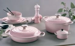 Le Creuset Zoutmolen - Shell Pink - 21 Cm 3 Le Creuset Zoutmolen - Shell Pink - 21 Cm -Aanbiedingen Keukenkracht Winkel le creuset shell pink sfeerbeeld 3
