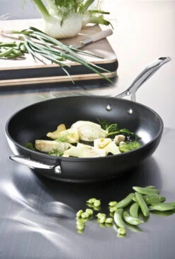 Le Creuset Sauteerpan Les Forgées TNS - ø 30 Cm / 3.7 Liter - Standaard Anti-aanbaklaag 9 Le Creuset Sauteerpan Les Forgées TNS - ø 30 Cm / 3.7 Liter - Standaard Anti-aanbaklaag -Aanbiedingen Keukenkracht Winkel le creuset sauteerpan 28cm eten 1