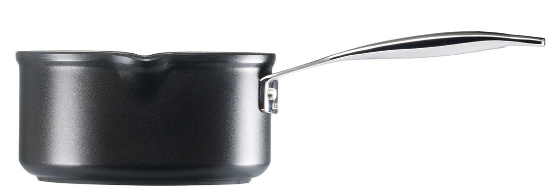 Le Creuset Steelpan - 2 Schenktuiten - Les Forgées TNS - ø 16 Cm / 1.6 Liter - Standaard Anti-aanbaklaag 1 Le Creuset Steelpan - 2 Schenktuiten - Les Forgées TNS - ø 16 Cm / 1.6 Liter - Standaard Anti-aanbaklaag
