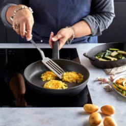 Demeyere Koekenpan Alu Comfort 3 - Duraslide - ø 20 Cm - Standaard Anti-aanbaklaag -Aanbiedingen Keukenkracht Winkel pdp masonry content demeyere alu comfort dura 3 pan soft utensils 750x750