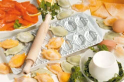 Imperia Ravioli Maker Met Deegroller 14 Vaks 4 Imperia Ravioli Maker Met Deegroller 14 Vaks -Aanbiedingen Keukenkracht Winkel pesciolini ambientata 1