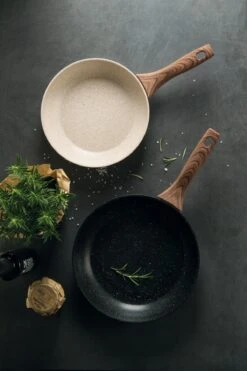 Sambonet Wokpan Rock 'n' Rose - Zwart - ø 28 Cm - Standaard Anti-aanbaklaag -Aanbiedingen Keukenkracht Winkel sambonet pannen rock n rose sfeer3