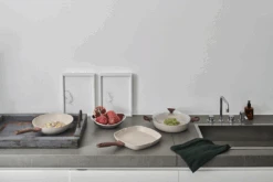 Sambonet Hapjespan Rock 'n' Rose - Creme - ø 28 Cm / 3.6 Liter - Standaard Anti-aanbaklaag -Aanbiedingen Keukenkracht Winkel sambonet rock n rose sfeer4