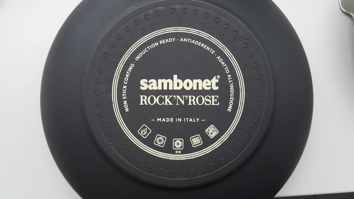 Sambonet Wokpan Rock 'n' Rose - Zwart - ø 32 Cm - Standaard Anti-aanbaklaag 4 Sambonet Wokpan Rock 'n' Rose - Zwart - ø 32 Cm - Standaard Anti-aanbaklaag - Afbeelding 4