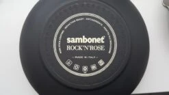 Sambonet Grillpan Rock 'n' Rose - Creme - 28 X 28 Cm - Standaard Anti-aanbaklaag 9 Sambonet Grillpan Rock 'n' Rose - Creme - 28 X 28 Cm - Standaard Anti-aanbaklaag -Aanbiedingen Keukenkracht Winkel sambonet rock n rose achterkant 1 5
