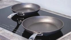 Le Creuset Koekenpannenset Les Forgées TNS - ø 24 En 28 Cm - Standaard Anti-aanbaklaag -Aanbiedingen Keukenkracht Winkel sfeer 1 2