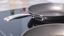 Le Creuset Koekenpannenset Les Forgées TNS - ø 24 En 28 Cm - Standaard Anti-aanbaklaag -Aanbiedingen Keukenkracht Winkel sfeer 2 7