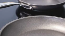 Le Creuset Koekenpannenset Les Forgées TNS - ø 24 En 28 Cm - Standaard Anti-aanbaklaag -Aanbiedingen Keukenkracht Winkel sfeer 3 1