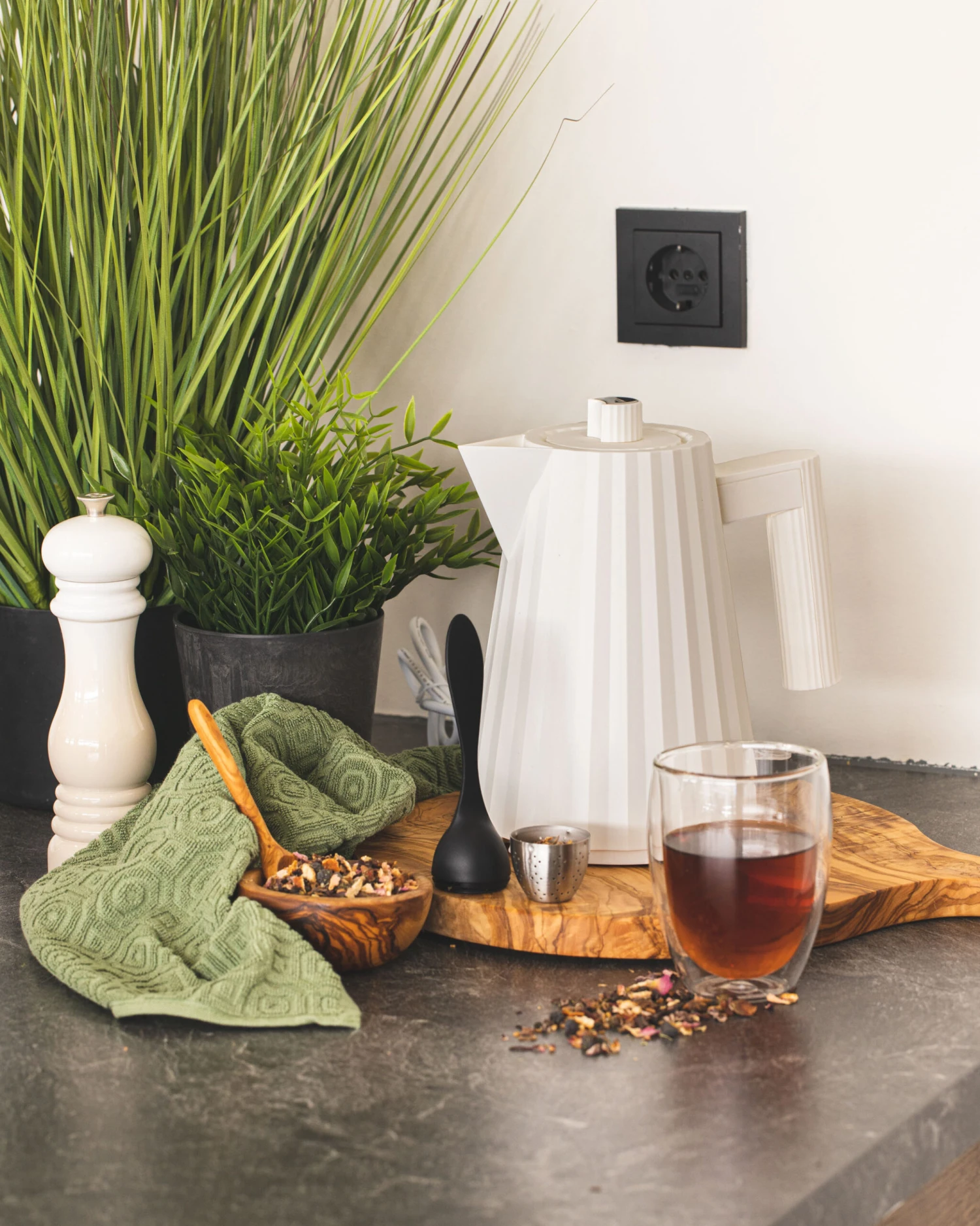 Alessi Waterkoker Plissé - Droogkookbeveiliging - Wit - Michele De Lucchi - 1 Liter - MDL06/1 W 4 Alessi Waterkoker Plissé - Droogkookbeveiliging - Wit - Michele De Lucchi - 1 Liter - MDL06/1 W - Afbeelding 4